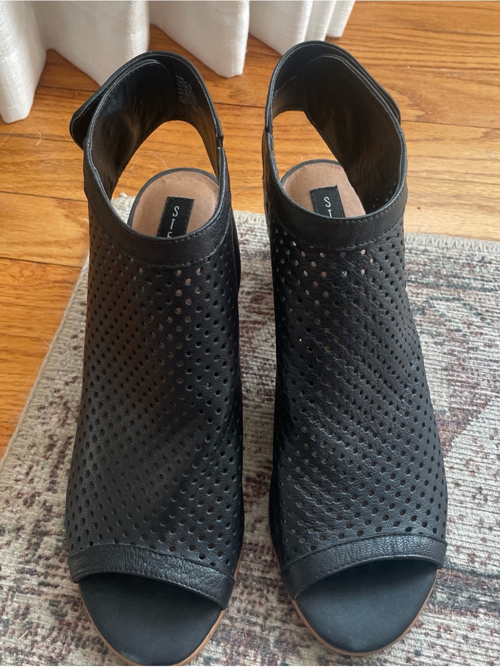 NEW Steve Madden Sambar Perforated Black Leather Ankle Peep Toe Heel Sandal 10